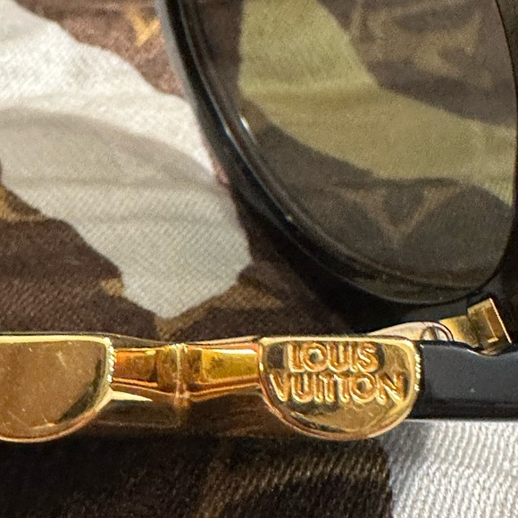 Louis Vuitton sunglasses some scratches on inner part as indicated - Picture 10 of 16